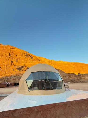 una tienda de campaña en medio del desierto en Fun Camp Wadi Rum, en Wadi Rum