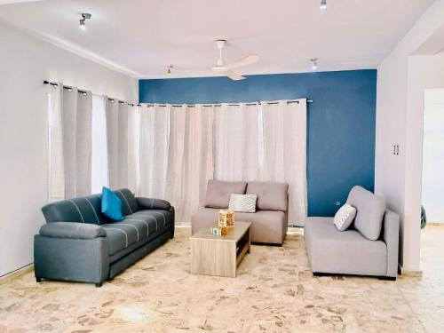a living room with a couch and a chair and a table at Tuxpan AA 4Be 2B 2parking in Tuxpan de Rodríguez Cano