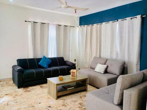 a living room with a couch and a coffee table at Tuxpan AA 4Be 2B 2parking in Tuxpan de Rodríguez Cano
