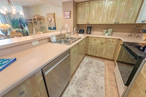 Η κουζίνα ή μικρή κουζίνα στο New 4BR Ocean Bay Club - Pools, Oceanview Condo!