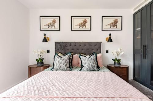 a bedroom with a large bed with pink pillows at Perfect for London Bridge & St Kathrine Docks 2 Bed with AC in London