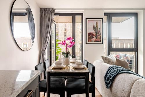 a living room with a table and a couch at Perfect for London Bridge & St Kathrine Docks 2 Bed with AC in London