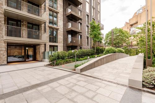 an empty sidewalk in front of a building at Perfect for London Bridge & St Kathrine Docks 2 Bed with AC in London