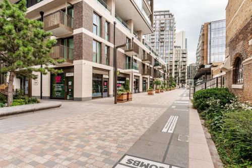 an empty street in a city with tall buildings at Perfect for London Bridge & St Kathrine Docks 2 Bed with AC in London