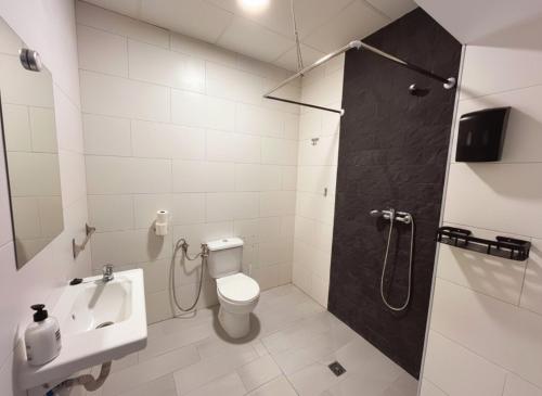 Bilik mandi di Hostal Pompeya Merida