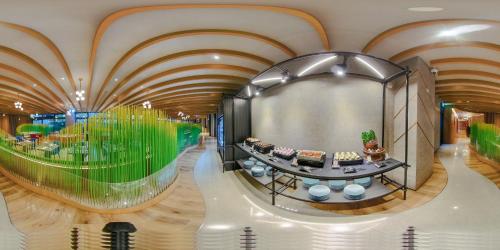 a large room with aasteryasteryasteryasteryasteryasteryasteryasteryasteryasteryastery at Hotel Indigo Alishan by IHG in Fanlu