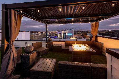 Χώρος καθιστικού στο NEW Luxury home with Rooftop Heated Pool-Sleeps 12