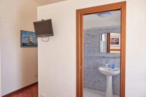 een badkamer met een wastafel en een spiegel bij Il Peschiciano in Peschici