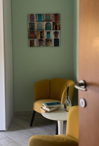 a living room with a chair and a table at Guest house zona Università - Ospedale in Chieti