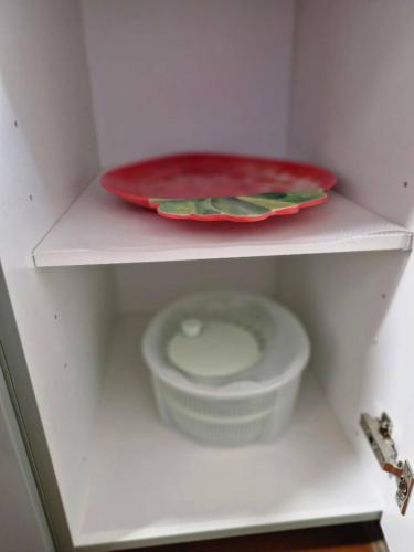 a shelf with a red plate and a bowl on it at Feriendomizil 219 in Allerheiligen bei Wildon