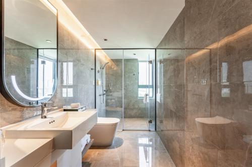 Salle de bains dans l'établissement Holiday Inn Wuhan Riverside by IHG