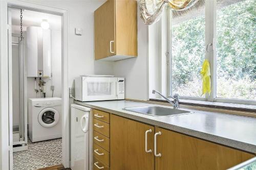 a kitchen with a sink and a microwave at K19015-Kalundborg-Klintegardsvej-45 in Kalundborg