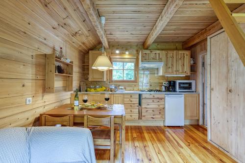 una cocina con paredes de madera y una mesa en una cabaña en Mazot Mer de Glace - Happy Rentals, en Chamonix-Mont-Blanc