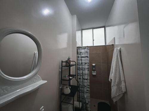 Ένα μπάνιο στο Departamento Cozy Home