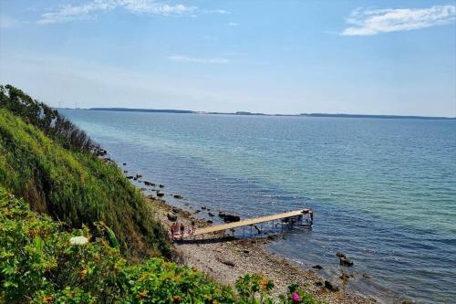 a group of people standing on a beach near the water at K19007-Kalundborg-Strandskraenten-11 in Kalundborg