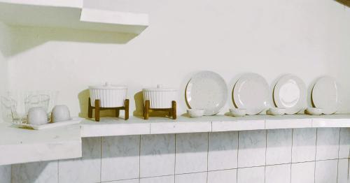 une rangée de plaques sur une étagère dans une pièce dans l'établissement Anand Niwas Homestay Bhowali near Nainital Kainchi Dham and Bhimtal, à Bhowāli