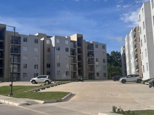 アプロにあるHermoso Apartamento en Apuloの建物の前に車を駐車した駐車場
