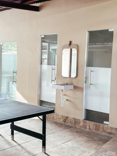 ein Badezimmer mit Waschbecken und Spiegel in der Unterkunft CasAMAR - casa de praia na terra das piscinas naturais - PE in São José da Coroa Grande