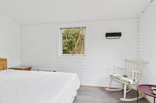 Un dormitorio blanco con una cama y una ventana. en K20089-Store-Fuglede-Tjornelunden-30, en Store Fuglede