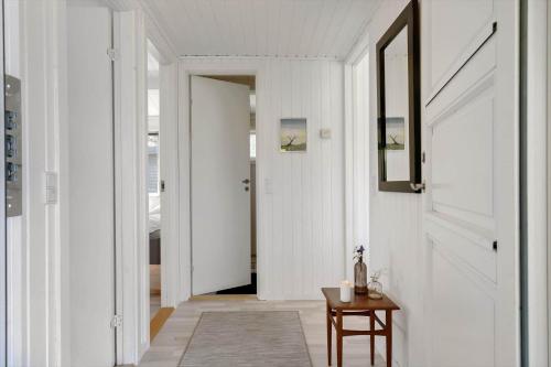 a hallway with a white door and a table at SL274-Korsor-Havstokken-16 in Korsør