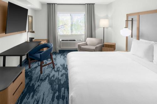 a hotel room with a bed and a desk at Fairfield Inn & Suites by Marriott San Francisco San Carlos in San Carlos