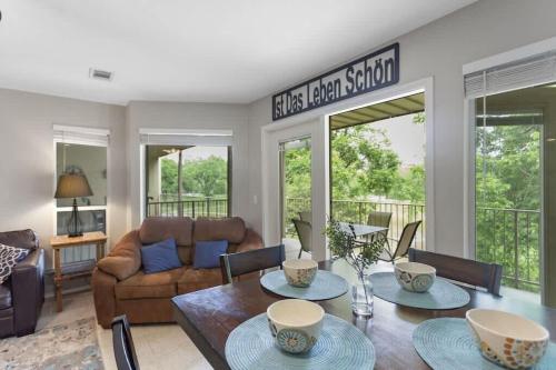 Et opholdsområde på Heated Pool & Hot Tub Near River & Tourist Spots