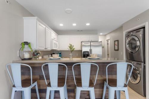 Køkken eller tekøkken på Heated Pool & Hot Tub Near River & Tourist Spots