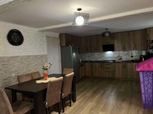 Una cocina y un comedor con mesa y sillas. en дом, en Poti