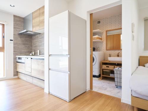Una cocina con un refrigerador blanco en una habitación. en T,square - Vacation STAY 11435v, en Awaji