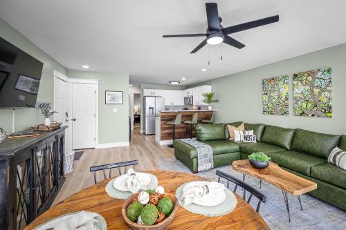 Χώρος καθιστικού στο Shared Heated Pool Balcony BBQ Near Downtown