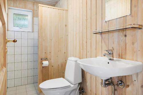 a bathroom with a white toilet and a sink at 20137-Samso-Topmejsevej-8 in Nordby