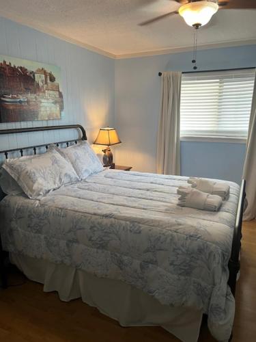 Amenities and beach access! photo 9