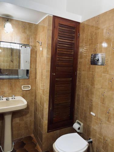 un bagno con un water e un lavandino di La Reina a Concordia