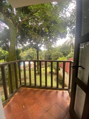Villa with pool in natureにあるバルコニーまたはテラス