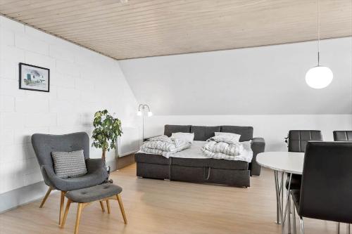 a living room with a bed and a table and chairs at AE264-Aeroskobing-Bregninge-Mollevej-6-1 in Ærøskøbing