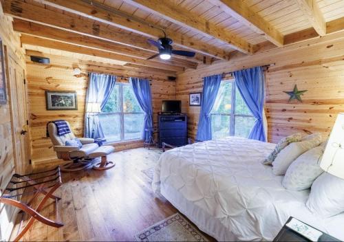 Ένα ή περισσότερα κρεβάτια σε δωμάτιο στο Mossy Rock Retreat - Hot Tub, Fire Pit, Near Falls