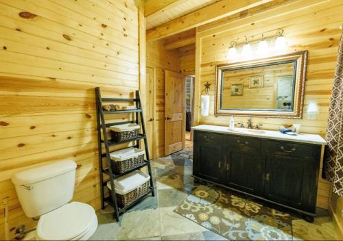 Ένα μπάνιο στο Mossy Rock Retreat - Hot Tub, Fire Pit, Near Falls