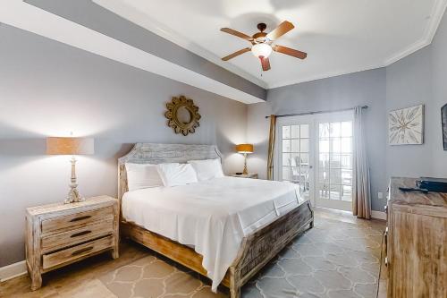 Ένα ή περισσότερα κρεβάτια σε δωμάτιο στο The Oasis 1709