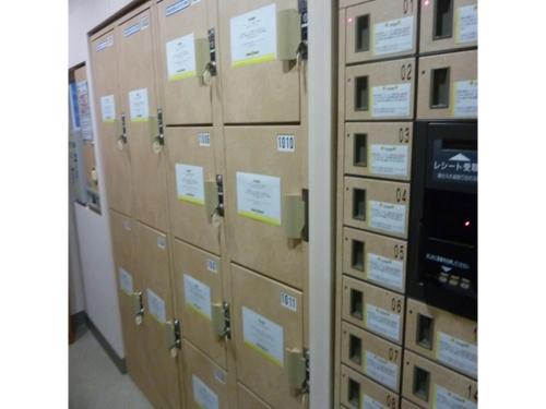 a row of lockers in a room at Smile Hotel Kakegawa - Vacation STAY 77614v in Kakegawa