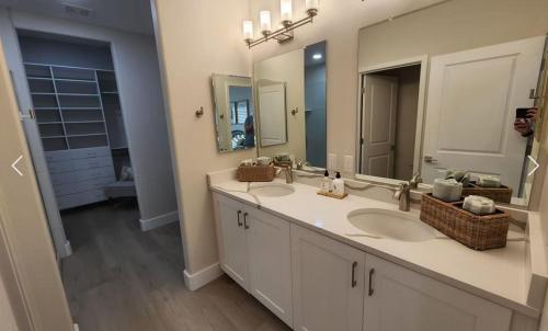 Un baño con dos lavabos y un espejo grande. en River Trail Stays - Rivers Edge, en Tucson
