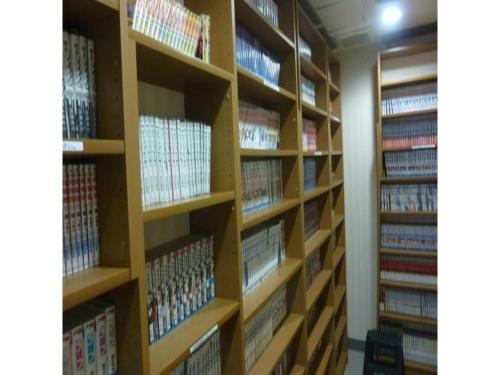 a library with wooden shelves filled with books at Smile Hotel Kakegawa - Vacation STAY 77627v in Kakegawa