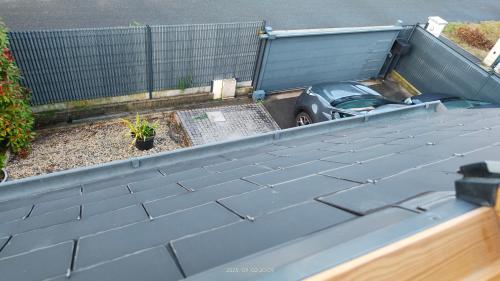 a car parked on the roof of a house at Suite familiale de 2 chambres toutes équipées 4 personnes maximum in Traînou