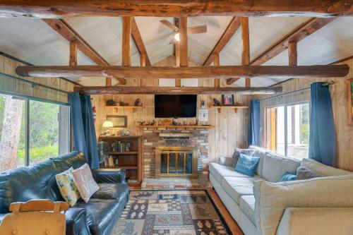 Imagen de la galería de Grandpas Cabin about 30 Miles to Yellowstone!, en Island Park