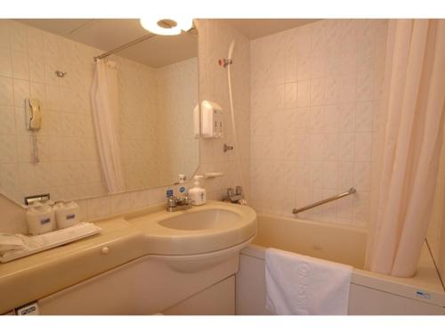 ein Badezimmer mit Waschbecken, Badewanne und Toilette in der Unterkunft Smile Hotel Naha City Resort - Vacation STAY 06004v in Naha