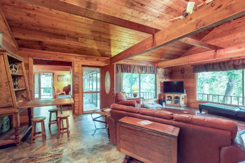 a living room with a leather couch in a cabin at Creekside Casita in Schumannsville