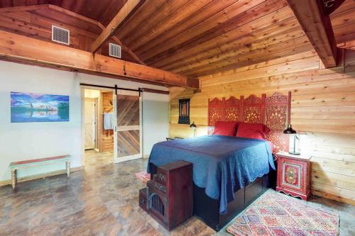 a bedroom with a bed and a wooden ceiling at Creekside Casita in Schumannsville