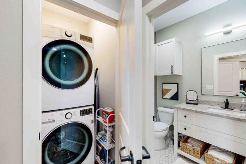a laundry room with a washing machine and a sink at Gruene Retreat in New Braunfels