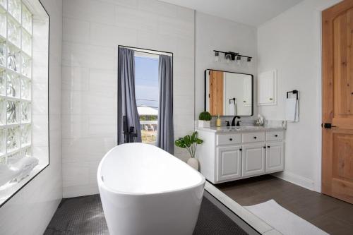 Et badeværelse på Beachfront Luxury Estate Sleeps 20 & Allows Events