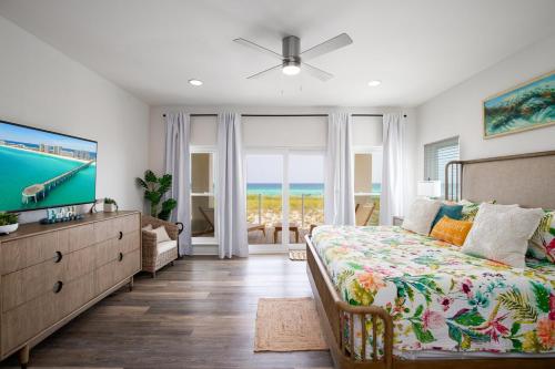 En eller flere senge i et værelse på Beachfront Luxury Estate Sleeps 20 & Allows Events