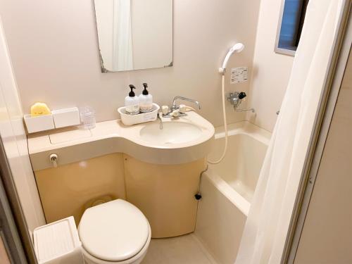 une salle de bain avec un lavabo, des toilettes et une baignoire dans l'établissement Washiki Shiki no Sato Cottage - Vacation STAY 03120v, à Wajiki